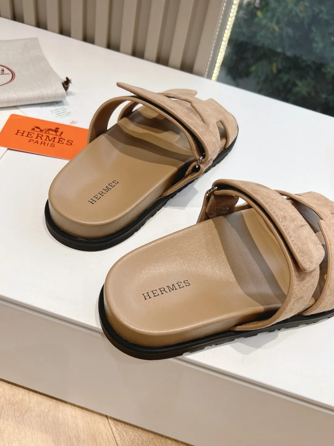 👟👟Ex-factory price 440👟👟 (Top version) H family 2024 spring and summer new style HERMES Hermes' recently popular couple's shoes, pig nose angle sandals and slippers, paired with various colorful socks, very trendy. Upper lining: imported original leather. Outsole: non-slip and wear-resistant outsole. Size: female 35-42 (40/42 non-returnable and non-exchangeable) Men’s size: 39-45 (45 is non-refundable and non-exchangeable)